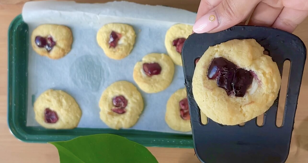 White chocolate cherry biscuits