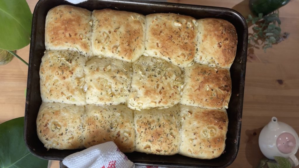 garlic herb dinner rolls